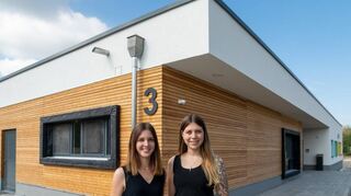 Kita-Leiterin Kathrin Schebek (l.) und ihre Stellvertreterin Darlyn Steffen freuen sich, dass die Natur-Bande den Betrieb aufgenommen hat.