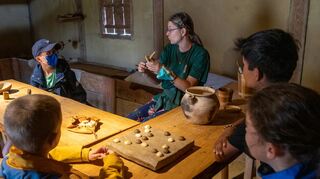 Museumspädagogin Patricia Scheuermann zeigte den Ferienspielkindern, welche Spiele es im Mittelalter gab.