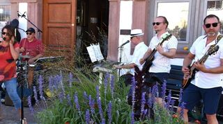 Mit Soul, Pop und R’n’B begeisterte die Bensheimer Band Legends of Life beim Platzkonzert vor dem alten Lorscher Rathaus das Publikum.