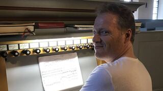 Zwar könnte die alte Orgel in der evangelischen Kirche eine Überholung vertragen. Jens Hebenstreit entlockte dem ehrwürdigen Instrument aber auch ohne diese Maßnahme erfüllende Klänge.
