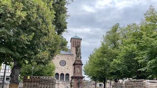 Vorboten des Winzerfests: Auf dem Marktplatz haben die Aufbauarbeiten für das Winzerdorf bereits begonnen. Gefeiert wird in Bensheim vom 3. bis 11. September.