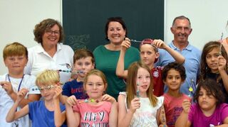 Die Ferienspielkinder präsentierten ihre bunten Millefiori-Perlen aus Fimo, die sie im Rahmen der vom Partnerschaftsverein Einhausen organisierten Aktion im Freilichtlabor Lauresham gebastelt hatten. Im Hintergrund die Betreuer: (v.l.) Barbara Schumacher, Christine Jakob, Bernhard Glanzner, Patricia Scheuermann und Peter Ehrt.