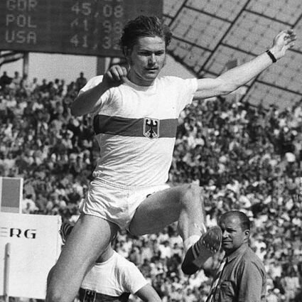 Der Sprung: Hans Baumgartner (TV Heppenheim) flog am 9. September 1972 in München 8,18 Meter weit und gewann damit die Silbermedaille im Weitsprung.