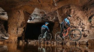 Erik Lesser und Lukas Rham haben eine Mountainbike-Tour im Bergwerk Kamsdorf unternommen.