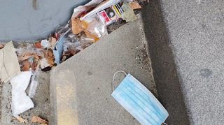 Zwischen dem Müll liegen ein paar Corona-Schutzmasken, die nach der Fahrt im ÖPNV nicht mehr benötigt wurden.