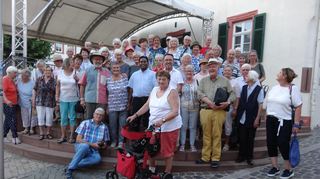 Die Senioren der Weststadtgemeinden und der Pfarrei Sankt Georg unternahmen einen Ausflug nach Oppenheim. Dort trafen sie unter anderem den ehemaligen Stadtpfarrer Thomas Catta.