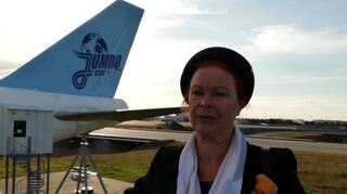 Ursula Seiler vor dem Jumbo-Hostel in Stockholm: Heute stellt die ehemalige Flugbegleiterin die Unterkunft in einer Fernsehshow auf RTL II vor.