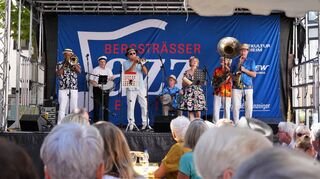 Die dramaturgisch schwierige Etappe des Bergsträßer Jazzfestivals von 15 bis 18 Uhr, während der gerne mal ein bisschen Publikum verlorengeht, haben die Musiker der Band „All that Jazz“ gekonnt gemeistert.
