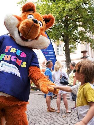 BA-Maskottchen Fred Fuchs bereitete beim Bergsträßer Jazzfestival vor alle den Kindern viel Freude.