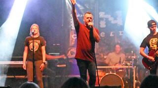 Die Bensheimer Band DNS eröffnete am Freitagabend mit rockigen Coversongs das Sommer-Open-Air in Einhausen.