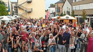 Schon zu Beginn hatten sich zahlreiche Musikfans auf dem Festivalgelände am Hallenbad eingefunden. Später sollte es noch voller werden.