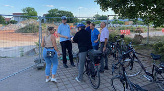 Die Bensheimer FDP besichtigte bei einer Fahrradtour einige Bauprojekte im Westen und Süden der Stadt. Teil der Rundfahrt war auch der ehemalige Meerbachsportplatz, auf dem Wohnbebauung vorgesehen ist.