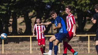 André Bandieramonte (l.), hier im Duell mit Lampertheims Niclas Herzberger, sorgte mit seinem späteren Kopfballtreffer für eine Punkteteilung im Derby.