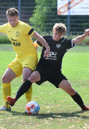 Die SSG Einhausen II setzte sich in Schwanheim durch; hier versucht Marco Weis (re.) vor SVS-Spieler Benjamin Lautenschläger an den Ball zu kommen.