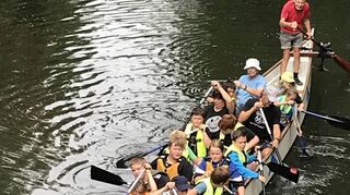 Der Verein Das Deutsche Drachenmuseum hatte die Kinder im Rahmen der Ferienspiele zu einer Tour mit dem Drachenboot eingeladen.