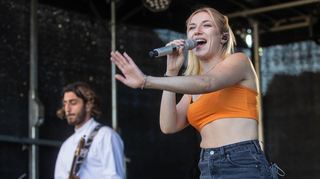 Luzifa mit Sängerin Lucie Fischer machten am Samstagabend den Auftakt zum zweiten Teil des Sommer-Open-Airs. Die größtenteils selbstgeschriebenen Songs überzeugten mit gefühlvollen Texten zu coolen Hip-Hop-Beats.