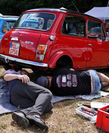 Auf dem Sportplatz in Seidenbuch trafen sich Fans der britischen Automarke Mini.