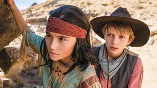 Mika Ullritz (li.) als Winnetou und Milo Haaf als Tom Silver in einer Szene des Films „Der junge Häuptling Winnetou“.