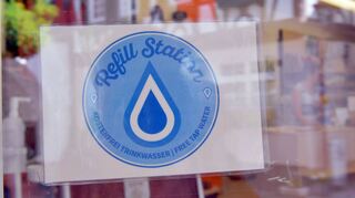 „Refill“ im Heppenheimer Weltladen: Ein Schild am Türeingang des Geschäftes weist auf die Auffüll-Station für Trinkwasser hin. Allerdings wird das Angebot bislang eher selten in Anspruch genommen.