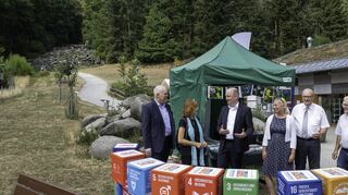 Europa-Staatssekretär Uwe Becker war gestern am Felsenmeer in Reichenbach (von links): Bürgermeister Andreas Heun, Jutta Weber vom Geopark, Uwe Becker, Erste Kreisbeigeordnete Diana Stolz, Bundestagsabgeordneter Michael Meister und Gemeindevertreter-Vorsitzender Helmut Adam.