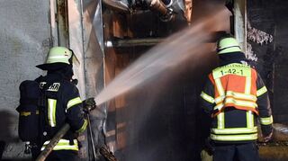 Dank des schnellen Eingreifens der rund 35 Feuerwehrleute aus Grasellenbach konnte in der Nacht von Sonntag auf Montag ein Großbrand auf dem Areal des Sägewerks Monnheimer verhindert werden. Dort standen ein Haufen Hackschnitzel sowie eine hölzerne Verkleidung in Brand.