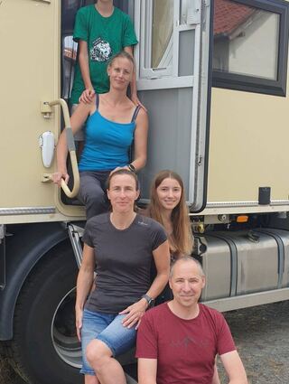 Kurz vor der Abreise: Eine Fehlheimer Familie geht am Donnerstag auf Weltreise, die sie über die Türkei nach Iran und Saudi-Arabien und weiter nach Afrika führen wird. Im umgebauten Steyr Wohn-Lkw testen (Bild unten links, v.li.) Christa Jöckel sowie Claudia, Ronja, Tim und Eric Schambach schon einmal das Leben auf rund 20 Quadratmetern Innenfläche. Geschlafen wird in zwei Kojen im Heck und einem Dachzelt über der Fahrerkabine.