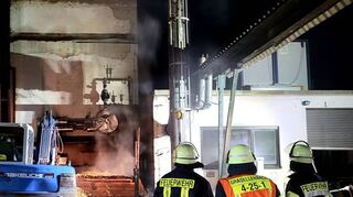 Rund eine Stunde waren die Feuerwehren der Gemeinde Grasellenbach in der Nacht von Sonntag auf Montag damit beschäftigt, ein Feuer im Gras-Ellenbacher Sägewerk zu löschen. Nun müssen die Brandermittler des Landeskriminalamtes die Ursache klären.