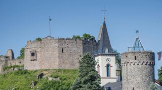 Lindenfels hat eine lange Geschichte. Davon kündet die Burg, die sich über der Altstadt erhebt. Aber warum ist eigentlich so wenig von dem Bauwerk übrig? Darum unter anderem geht es heute in unserem Sommerrätsel.