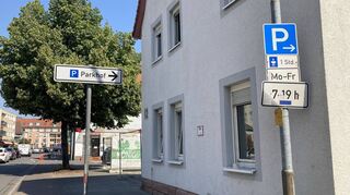 Langfristig könnte das freie Grundstück als Zufahrt zum Parkhof dienen. Sicher ist das jedoch noch nicht. Rechts im Bild das Haus Nummer 12.