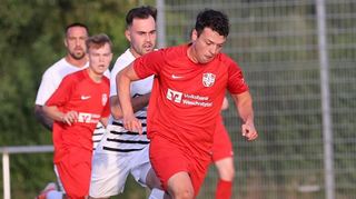 Munter hin und her ging es gestern Abend im Gruppenliga-Derby zwischen dem FC Fürth (am Ball Kenan Geokay Orhan) und dem FC 07 Bensheim.