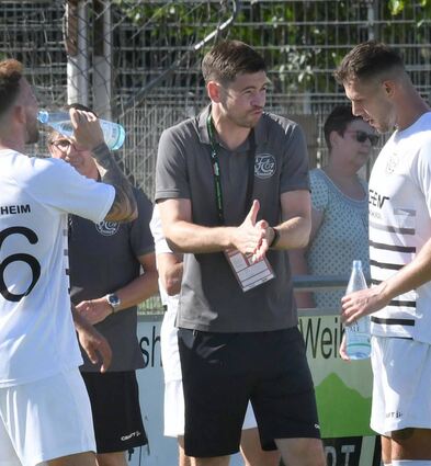 FC 07-Trainer Andy Zehnbauer (Mitte) wird seinen Spielern wohl den einen oder anderen taktischen Kniff mit ins Derby bei der TSV Auerbach geben.