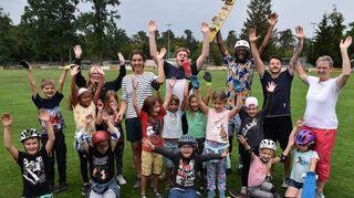 Mit Hurra bezeugten die Kinder der Schulkindbetreuung ihre Freude an der dreiwöchigen Ferienaktion mit Birgit Sommer (r.) und ihrem Team.