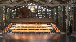 Mannheims ungewöhnlichster Theaterraum: Ein Blick vom Tanzboden auf die (mit den alten Kirchenbänken) zur Empore hin angehobene Zuschauertribüne der säkularisierten Trinitatiskirche.