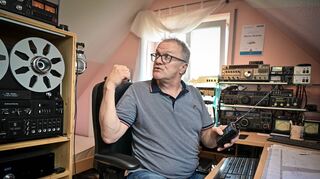 Ernst Steinhauser, Vorstandsmitglied des Deutschen Amateur-Radio-Clubs, funkt im Dachgeschoss seiner Wohnung in Weingarten.