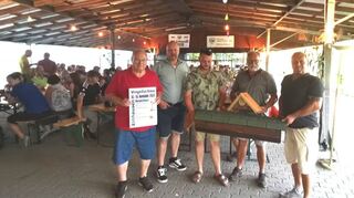 Beim Sommerfest des Vogelvereins wurden Termine bekanntgegeben, ein Bienenhotel und eine Niströhre gezeigt: (v.l.) Helmut Ost, Vorsitzender Alexander Hedderich, Lars Markert, Sebastian Schumacher und Günter Weickert.