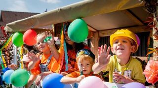 Viele Zuschauer säumten die Straßen beim Reichenbacher Kerwezug. Der evangelische Kindergarten hatte einen Bautrupp aufgestellt, in dem alten Haus gibt es immer etwas zu tun.