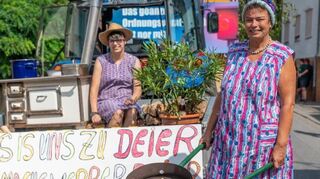 Beim Schützenverein war die Energiekrise Thema (links), die Vogelschützer warben für ihre geplante neue Jugendgruppe (Mitte). Gute Stimmung herrschte bei den Frauenfußballerinnen.