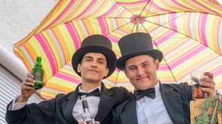 Kerweparrer Jan-Lukas Stuckert (rechts) und Mundschenk Moritz Roth trugen nach dem Umzug die Kerweredd vor.