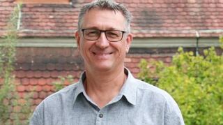Pfarrer Tilman Pape mit dem Materialheft zur ÖRK-Vollversammlung.