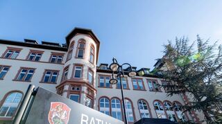 Das Bensheimer Rathaus ist nicht nur ein imposantes Gebäude, es steht auch unter Denkmalschutz und befindet sich im Besitz der MEGB. Wie hoch die Mietzahlungen der Stadt sind, wollen die Vertragspartner nicht mitteilen.