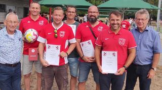 Ganz im Zeichen des 75-jährigen Abteilungs-Bestehens standen die Ehrungen bei den Fußballern der TSV Auerbach: (von links) Vizepräsident Horst Knop, Abteilungsleiter Bernd Lützkendorf, Jürgen Müller, Markus Vrba, Michael Brunner, Horst Dreher und Kreisfußballwart Reiner Held als Vertreter des Hessischen Fußballverbandes.
