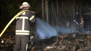 Bei einem Brand in einem Waldstück an der Schwanheimer Straße wurde am Montagabend ein Wohnwagen zerstört. Die Feuerwehr war mit einem Großaufgebot vor Ort und konnte Schlimmeres verhindern.