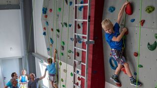 Die sieben bis 15 Jahre alten Kinder und Jugendlichen aus der Ukraine hatten ihren Spaß in der Bensheimer Kletterhalle ...