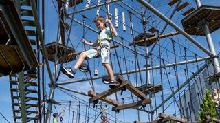 ... und im Hochseilgarten, wohin sie der Lions Club Bergstraße-Bensheim eingeladen hatte