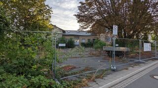 Die SPD Zwingenberg legte bei ihrer Sommertour auch einen Zwischenstopp am Bahnhof ein – nach „großem Aktionismus“ ruht die Baustelle wieder.