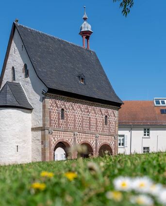 Die Lorscher leben in einer Welterbe-Stadt. Um das ehemalige Kloster beziehungsweise die prächtige, rund 1200 Jahre alte Königshalle, dreht sich manches, aber längst nicht alles in Lorsch. Eine Frage zu dem Bauwerk darf beim Sommerrätsel dennoch nicht fehlen: Was ist im Obergeschoss der Königshalle zu sehen?