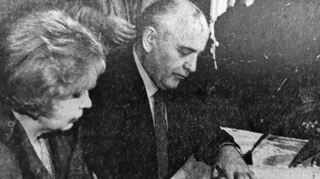 Raissa Gorbatschowa und Michael Gorbatschow tragen sich in das Goldene Buch der Stadt Bensheim ein.