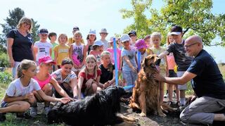 Die gelehrigen Vierbeiner waren für die Kinder natürlich die Stars bei der Ferienspielaktion der Suchhunde-Freunde.