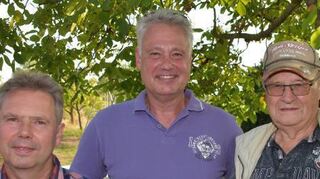 Der neue Vorsitzende des Obst- und Gartenbauvereins, Hans-Joachim Koch (M.) bedankte sich bei seinem Vorgänger Stephan Spahl (l.) für dessen langjähriges Engagement und bei Edgar Schweiger (r.) für 40- jährige Mitgliedschaft.