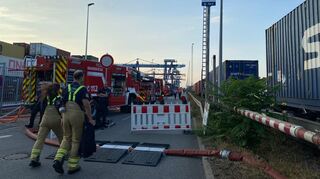 Mehrere Einsatzkräfte haben am Mittwochnachmittag mit der Bergung der Fässer im verunglückten Container im Mannheimer Hafen begonnen.